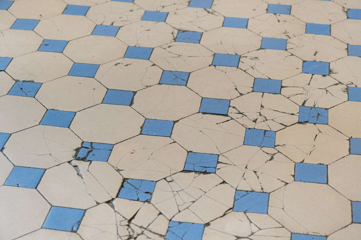 cleaning and sealing grout in floor tiles2