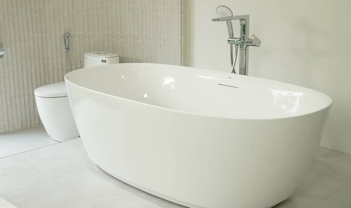 How to Remove Paint From Bathtub